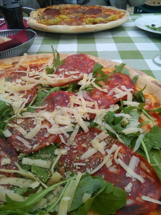 Hinten Pizza Mista, vorne Pizza Calabrese