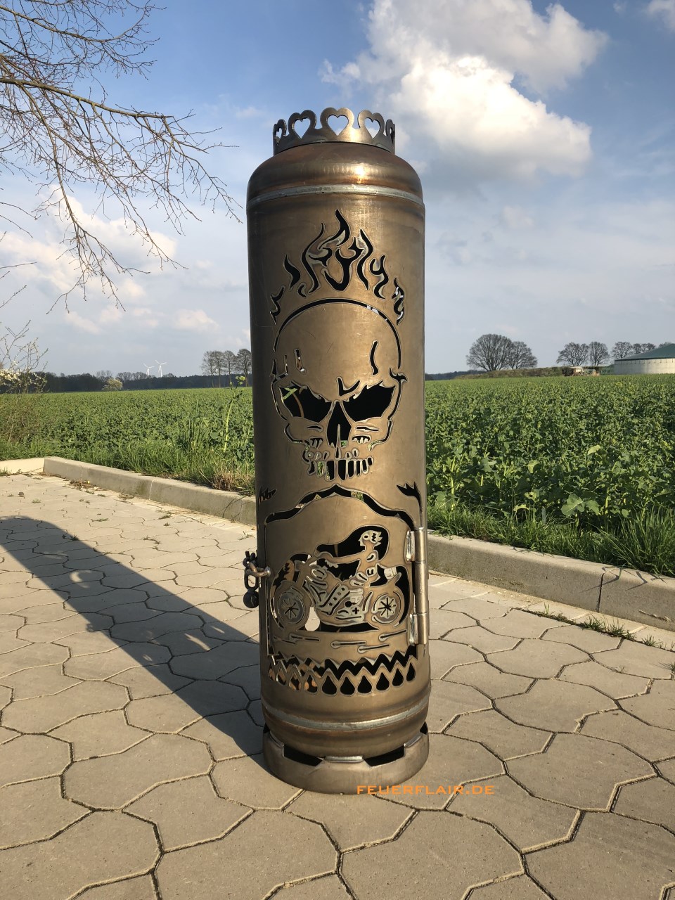 Feuerstelle Totenkopf mit Biker