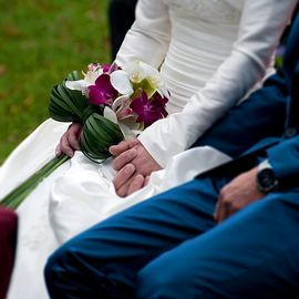 Hochzeits-Strauß mit roten Rosen