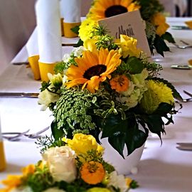 Tischdeko mit Sonnenblumen, sommerlich