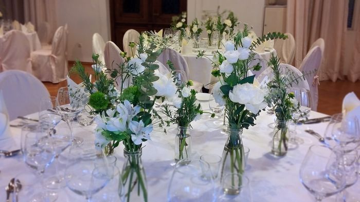 Tafelschmuck in Weiß-Grün mit frischen Blumen