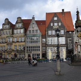 Bremer Marktplatz Westseite mit Roland (ganz rechts)