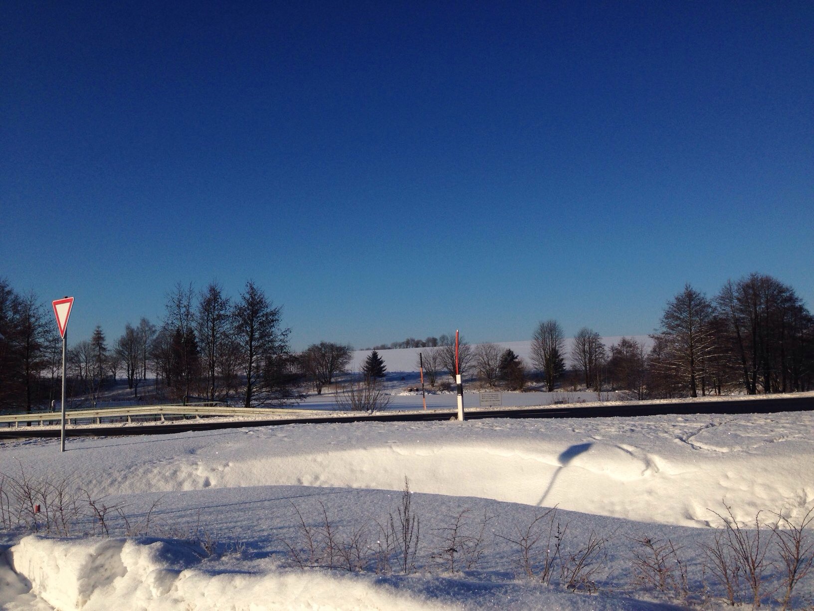 Blick zum Teich neben dem Gebäude