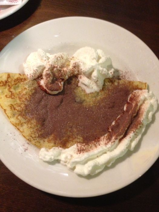 Einen Nachtisch bestehend aus einem Pfandkuchen mit Zimt und ordentlich Schlagsahne.