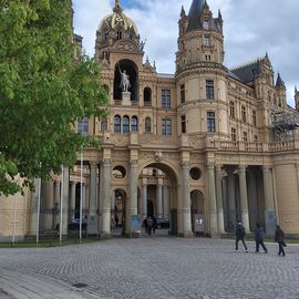 Frontansicht des Schlosses von der Brücke aus gesehen