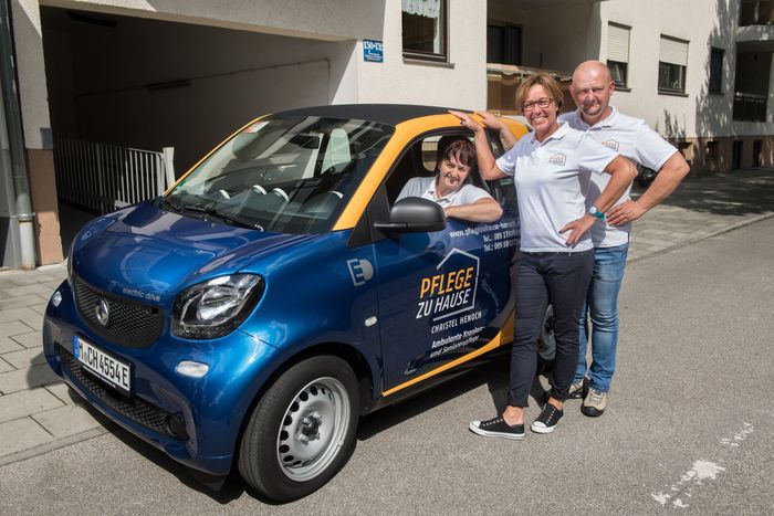 Die Pflege zu Hause Smart Crew ist mit 25 blauen Smarts im gesamten Münchner Stadtgebiet unterwegs. mehr --> https://www.pflegezuhause-henoch.de/pflege-muenchen/