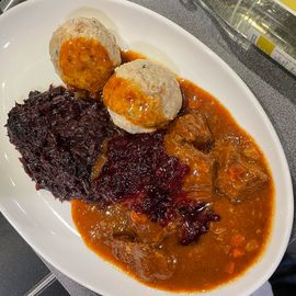 Hirschgulasch mit Knödel und Rotkraut für 9.90€