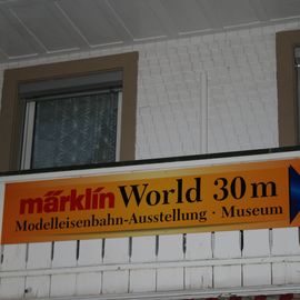Werbeschild zur Märklin-Bahn-Austellung
