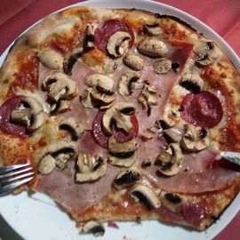 Salami, Schinken, Champignon-Pizza