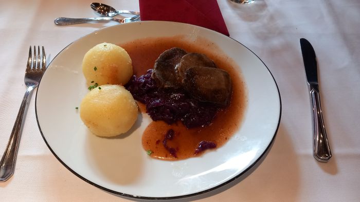 Sauerbraten mit Klößen und Rotkraut