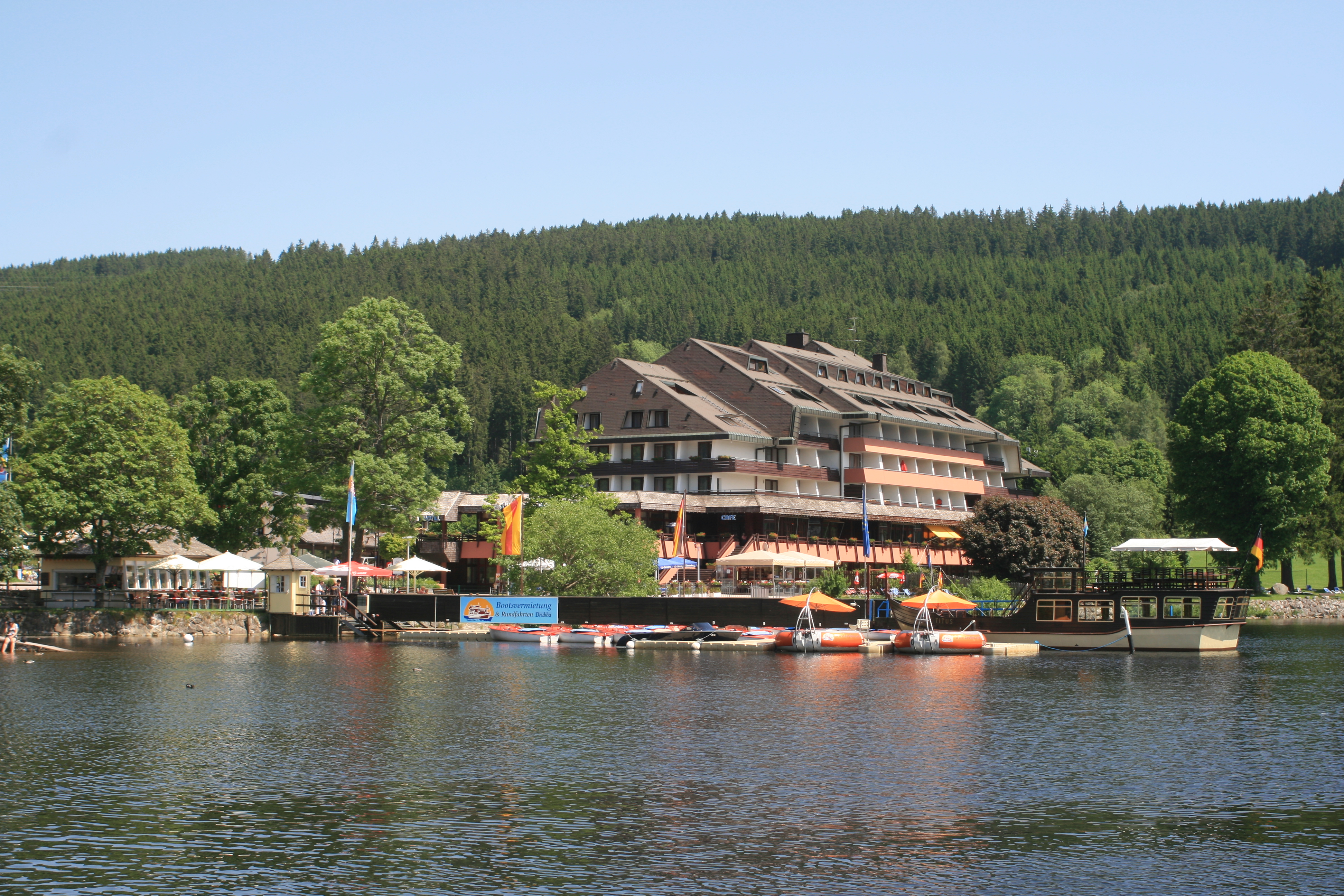 Blick vom See auf das Hotel