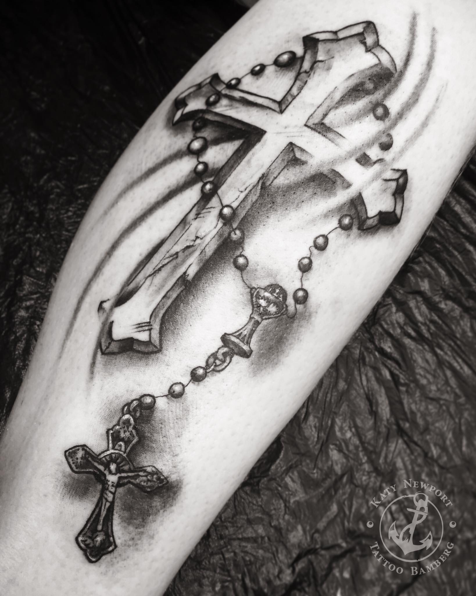 Katy Newport Tattoo Bamberg:Kruzifix mit Rosenkranz