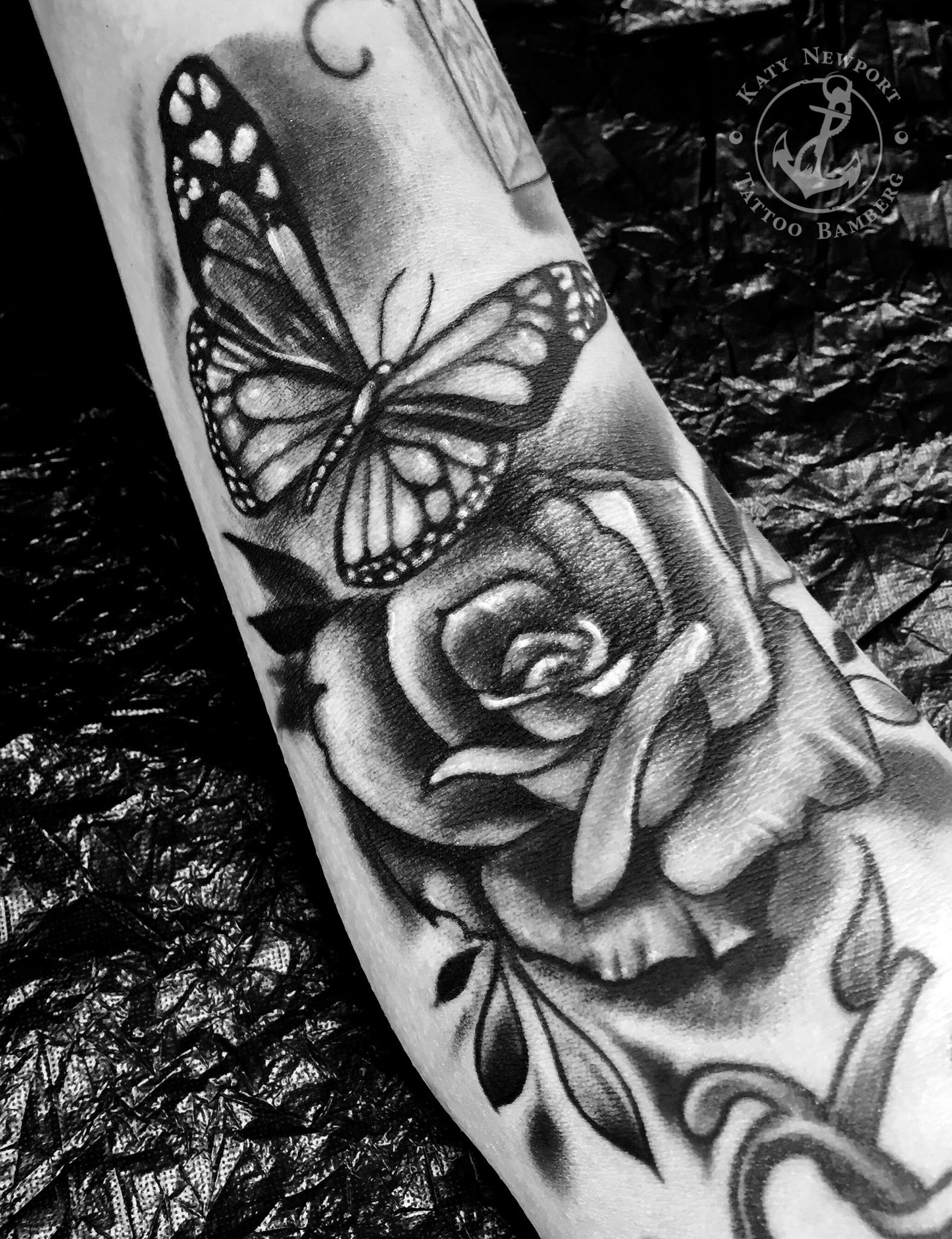 Katy Newport Tattoo Bamberg: Schmetterling und Rose