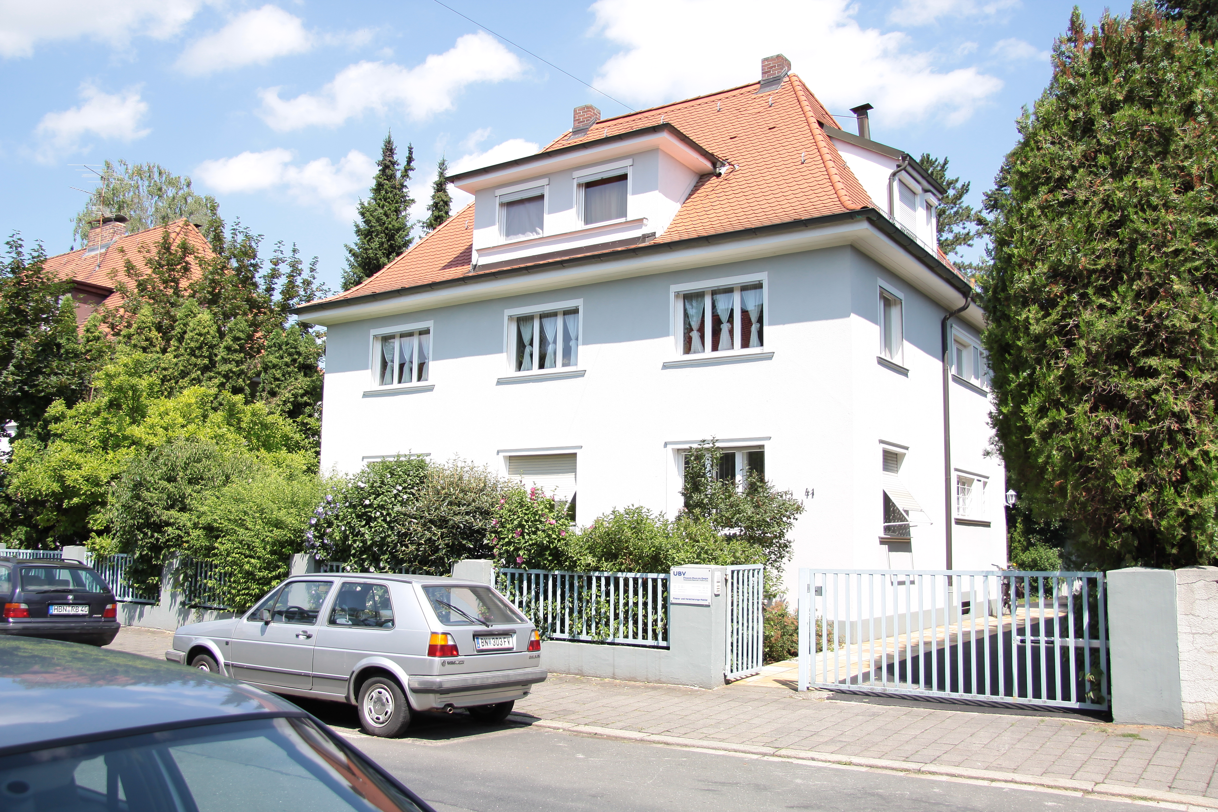 Das Büro der UBV Finanz-Makler GmbH von der Schillerstraße in Erlangen aus betrachtet.