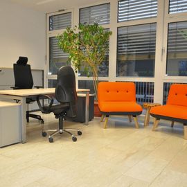 office-4-sale Büromöbel GmbH - Standort Rhein-Main bei Frankfurt. Ansicht 02 des 500 qm großen Showrooms mit 4500 qm angeschlossenem Abhollager.