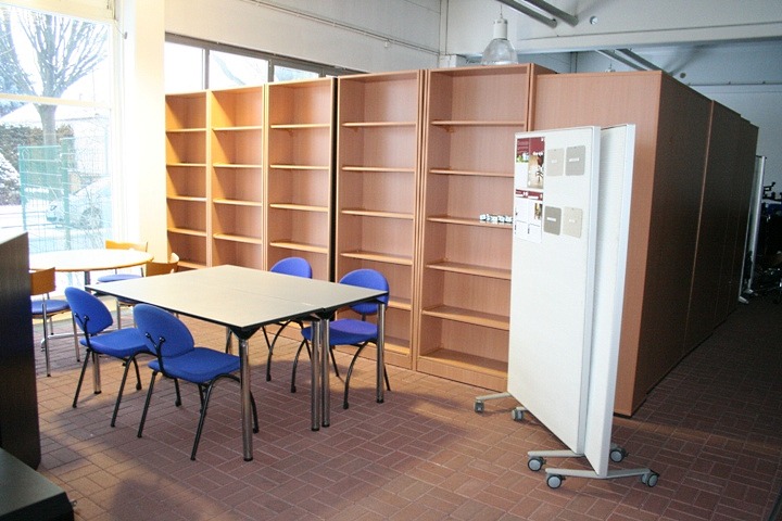 Büromöbel Standort Berlin auf 1000 qm. Vor Ort verfügbar sind z.B. Stauraummöbel und Kantinenmöbel.