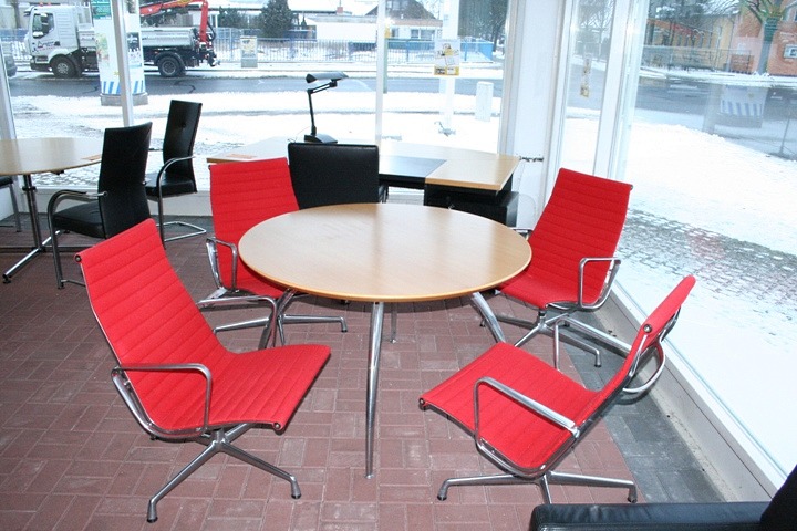Büromöbel Standort Berlin auf 1000 qm. Vor Ort verfügbar sind z.B. hochwertige Designmöbel und Designklassiker.