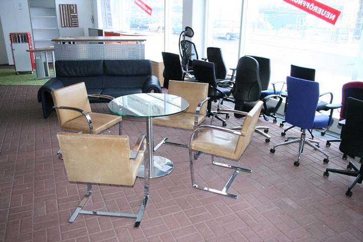 Büromöbel Standort Berlin auf 1000 qm. Vor Ort verfügbar sind z.B. ergonomische Sitzmöbel.