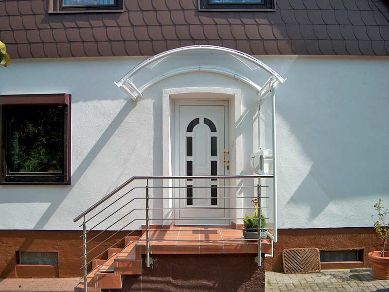 Haustür mit Überdachung und Treppengeländer erstellen und montieren in Göttingen