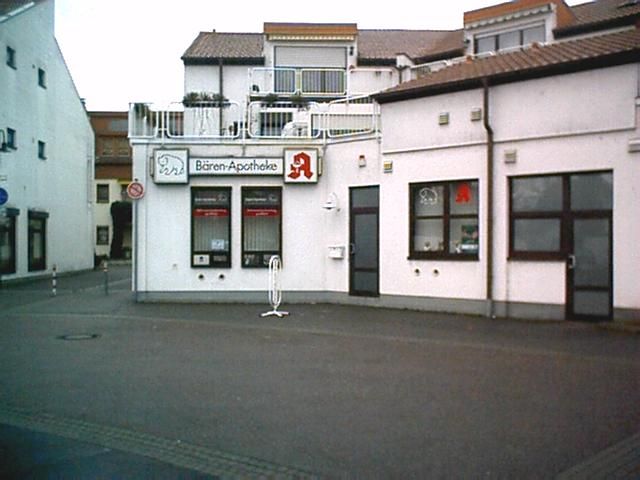 Die Bären Apotheke befindet sich im neuen Ortszentrum von Neuhofen. Das Fotos zeigt die Rückansicht der Apotheke. Der Haupteingang befindet sich auf der gegenüber liegenden Seite des Gebäude-Komplexes. In Neuhofen gibt es zwei Apotheken. Foto: Andreas Klamm-Sabaot