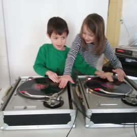 DJ School 38 
DJ Kurse für Kinder, Jugendliche und Erwachsene..