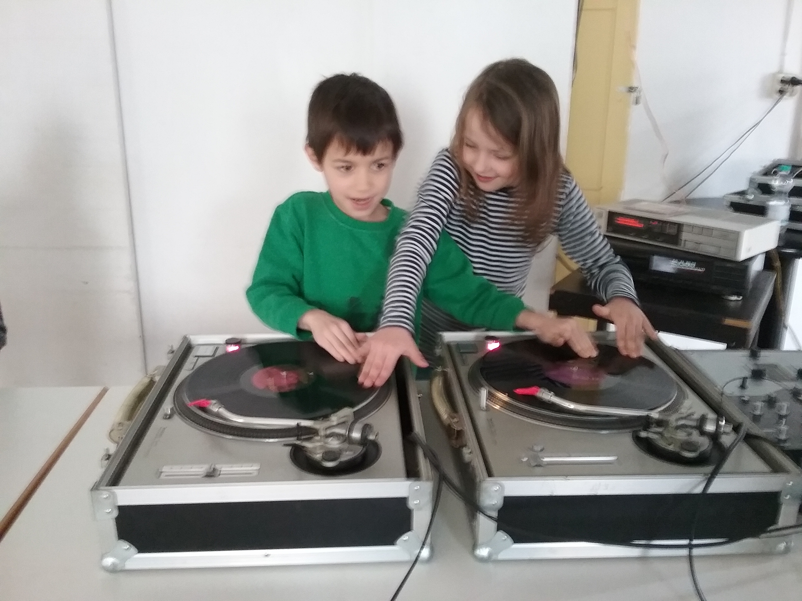 DJ School 38 
DJ Kurse für Kinder, Jugendliche und Erwachsene..