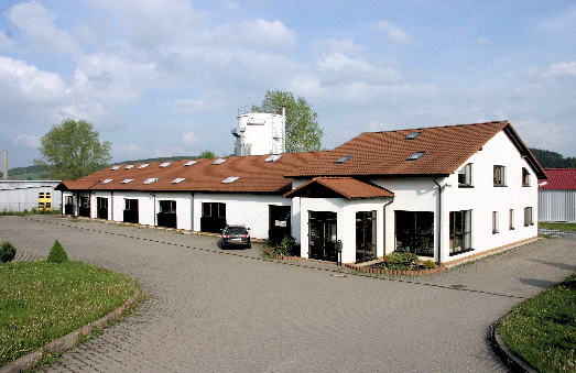 Firmengebäude mit Produktionshalle und Musterräumen der Firma Innenausbau Windisch in 09235 Burkhardtsdorf OT Meinersdorf ( südlich von Chemnitz im ehemaligen Kreis Stollberg, heute Erzgebirgskreis ).