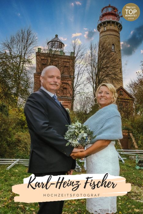 Heiraten im Leuchtturm Kap Arkona Fotograf in der Nähe buchen. Günstiger Hochzeitsfotograf gesucht, Leuchtturm Hochzeit Rügen, Brautpaar auf der Hochzeitswiese unterhalb der der Leuchttürme.