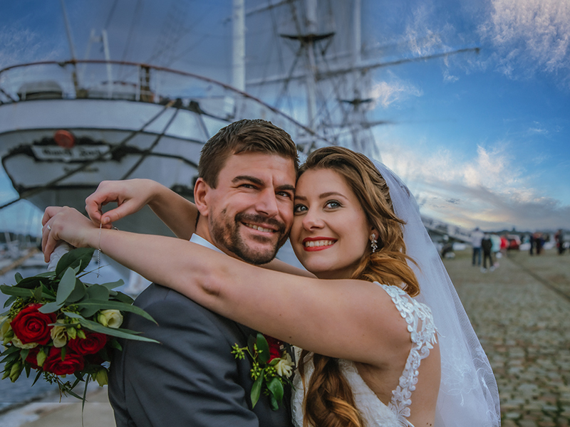 Heiraten Standesamt Stralsund, Brautpaar Shooting vor dem ehemaligen Segelschulschiff Gorch Fock 1. Hochzeitsbilder Fotograf Stralsund fotografiert das Brautpaar. Günstiger Hochzeitsfotograf gesucht, Fotograf in der Nähe.