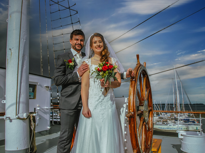 Brautpaar auf der Gorch Fock 1 wird fotografiert von Hochzeitsfotograf Stralsund, Fotograf in der Nähe aus Stralsund, Karl-Heinz Fischer.