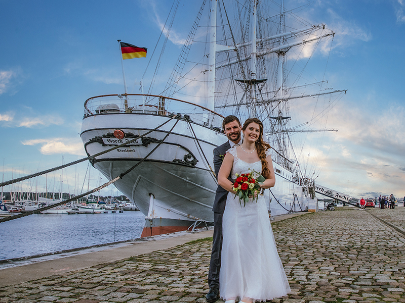 Fotograf Stralsund, Hochzeitsfotograf Karl-Heinz Fischer vor der Gorch Fock 1, günstiger Hochzeitsfotograf in der Nähe buchen. Brautpaar Shooting nach der Trauung im Standesamt Stralsund