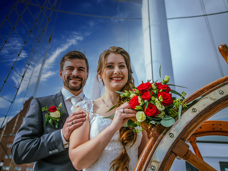 Standesamtliche Hochzeit Stralsund auf dem ehemaligen Segelschulschiff Gorch Fock 1. Günstiger Hochzeitsfotograf gesucht? Hochzeitsfotograf Karl-Heinz Fischer steht auch für das Shooting zur Verfügung.