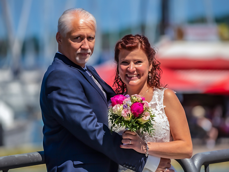 Fotograf für Hochzeit Stralsund, Hochzeitsfotograf gesucht, günstiger Fotograf in der Nähe, Hochzeitsfotografie Standesamt Stralsund, Brautpaar Shooting nach der standesamtlichen Trauung. Fotograf gesucht