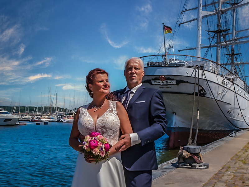 Fotograf für Hochzeit Stralsund, Hochzeitsfotograf gesucht, günstiger Fotograf in der Nähe, Hochzeitsfotografie Standesamt Stralsund, Brautpaar Shooting nach der standesamtlichen Trauung. Fotograf gesucht