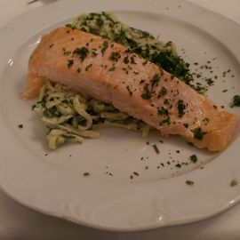 Lachs mit Kräuterrahmschaum auf einem Spinat-Nudelnest