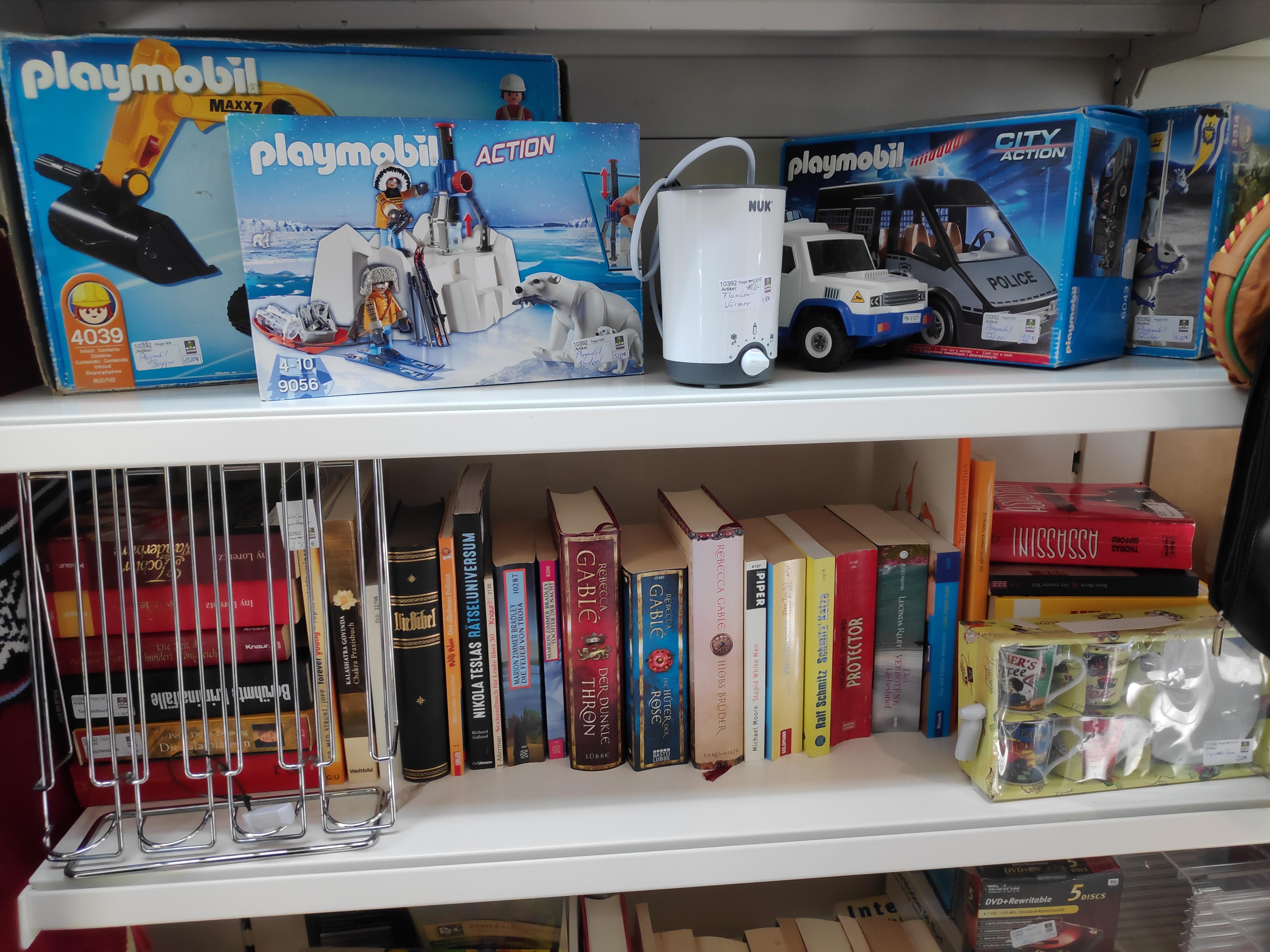 Playmobil und Bücher im Verkaufsregal