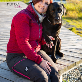 Die Inhaberin der Hundeschule Hundeliebe Silke Berges und ihr Assistent auf vier Pfoten freuen sich auf dich und deinen Hund.