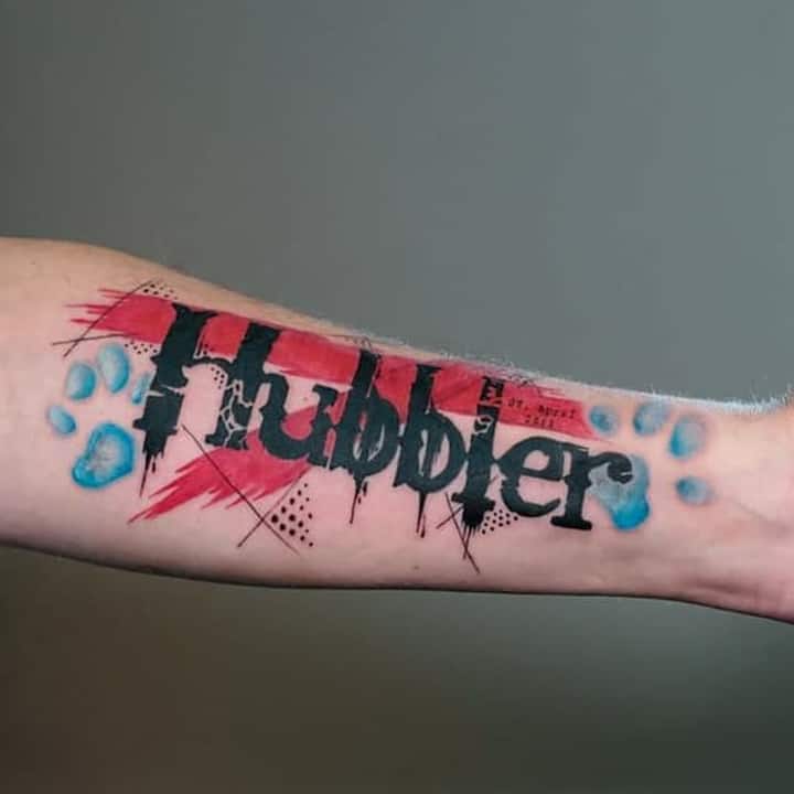 Moderner Schriftzug als Tattoo auf dem Unterarm