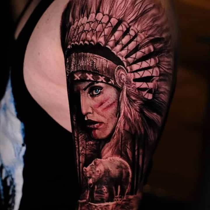 Indianer Tattoo auf dem Oberarm