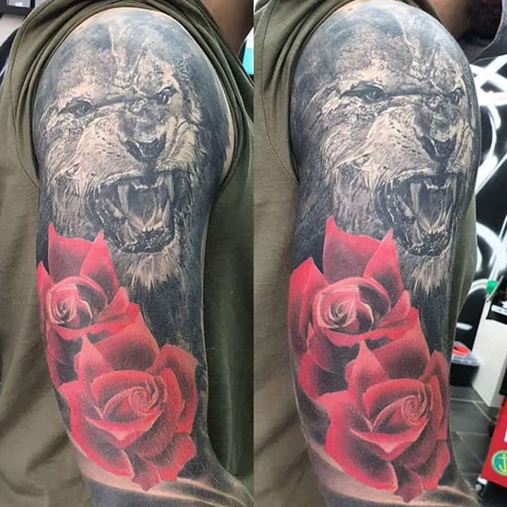 Löwe mit einer Rose als Tattoo auf dem Oberarm