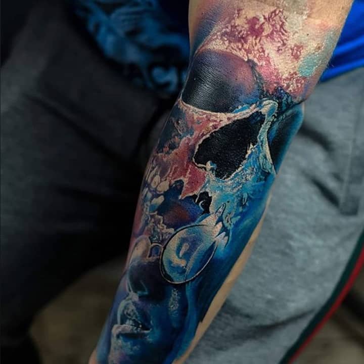 Ein Totenkopf Tattoo im modernen Design und in Farbe