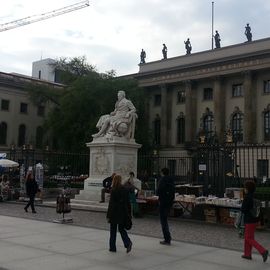 Humbold Uni mit Standbild Alexander von Humboldt - Straßenansicht Unter den Linden