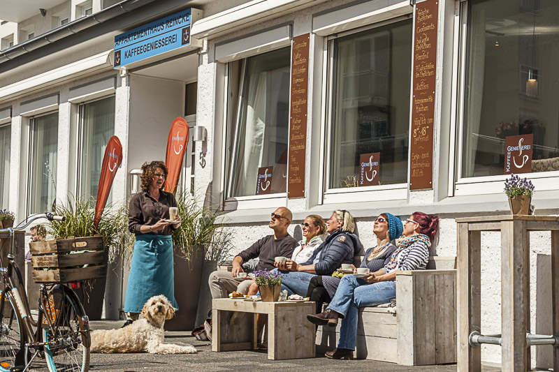 Andrea Reincke bedient die Gäste im neuen Café - die Kaffeegeniesserei