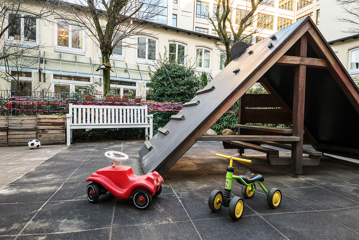 Außenbereich mit eigenem Spielplatz inkl. Klettergerüst, Sandkasten usw.