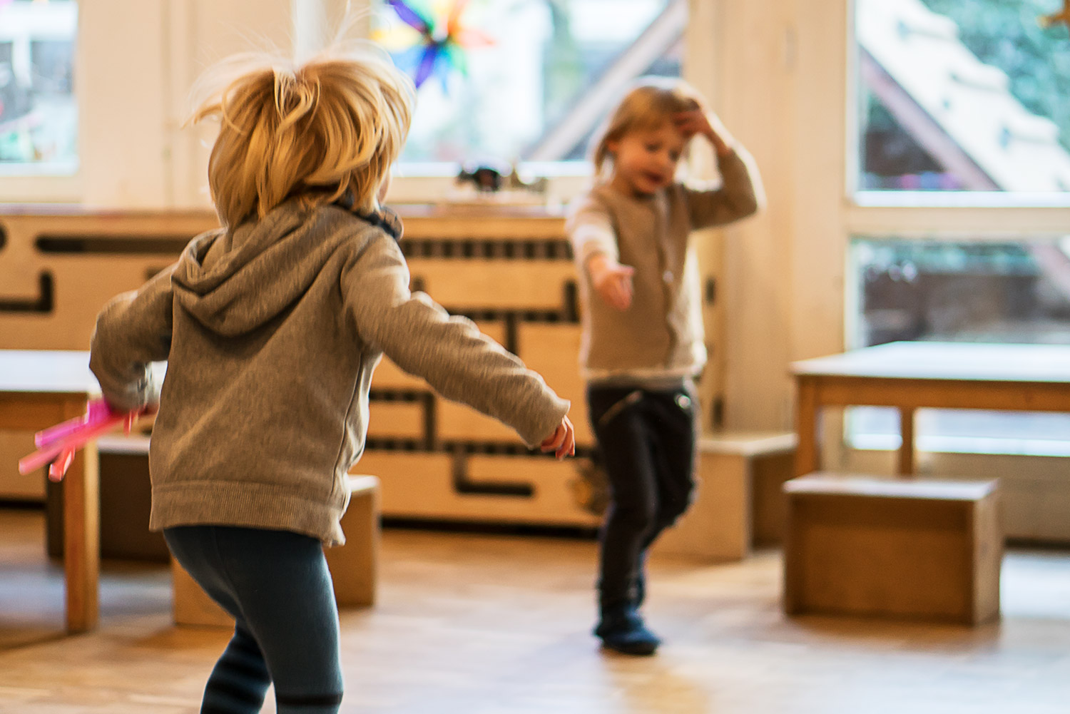 Die Kinder haben Spaß und viel Platz zum spielen.