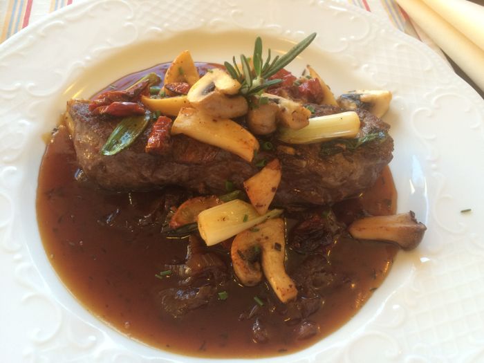 Rumpsteak mit Waldpilzen, glasierten Perlzwiebeln & Portweinsauce