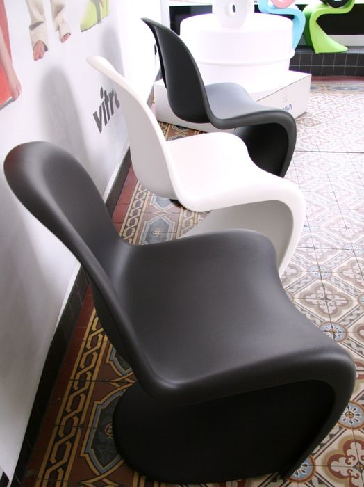 Bei TAGWERC gibt es den original vitra Panton Chair von Designer Verner Panton. 
