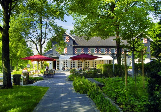 Eine Terrasse mit Blick auf den Baldeneysee und eine kreative, ideenreiche Küche machen das Parkhaus Hügel zu einem besonderen Restaurant in Essen.