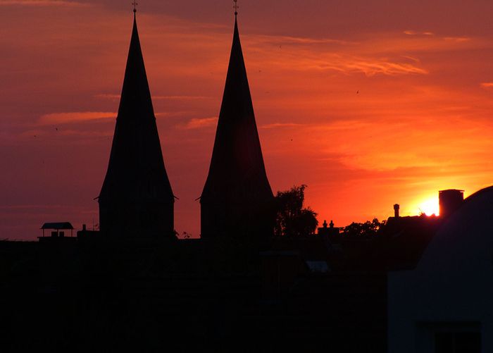 Sonnenuntergang bei der Stiftskirche Bücken (Samtgemeinde Grafschaft Hoya. Autor: Heinz E. Hornecker. www.bildergalerie-mittelweser.de