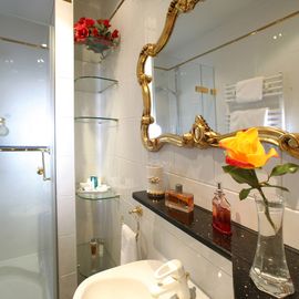 Badezimmer mit Dusche in einer Deluxe Kategorie